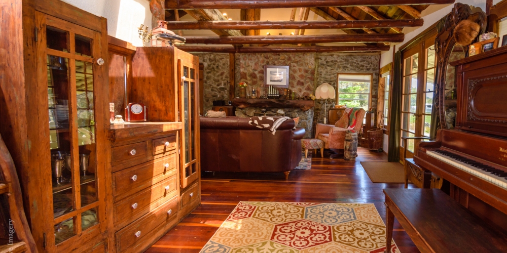 Bungalow Parlor 10